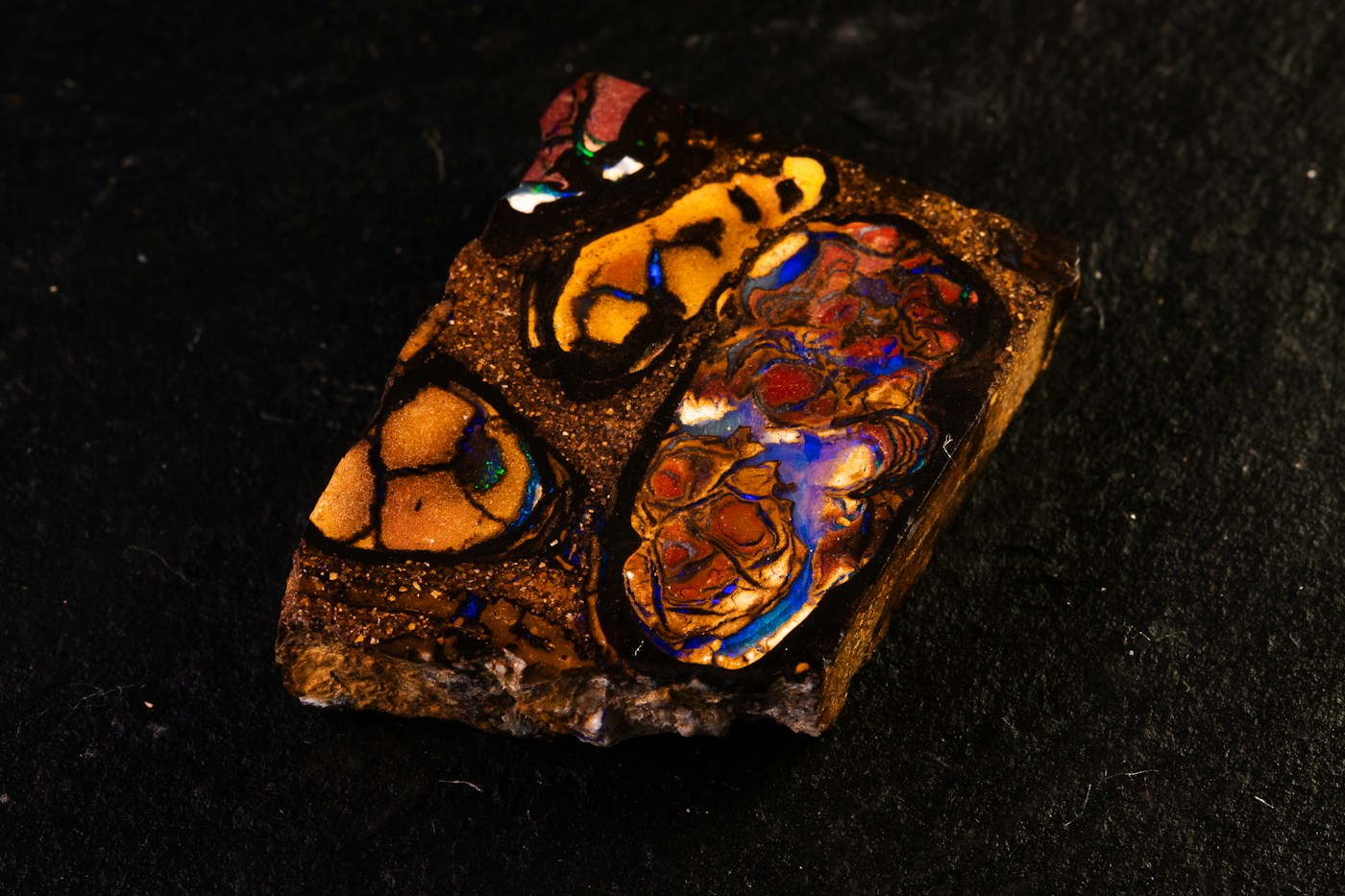 Kleurrijke Australische boulderopaal